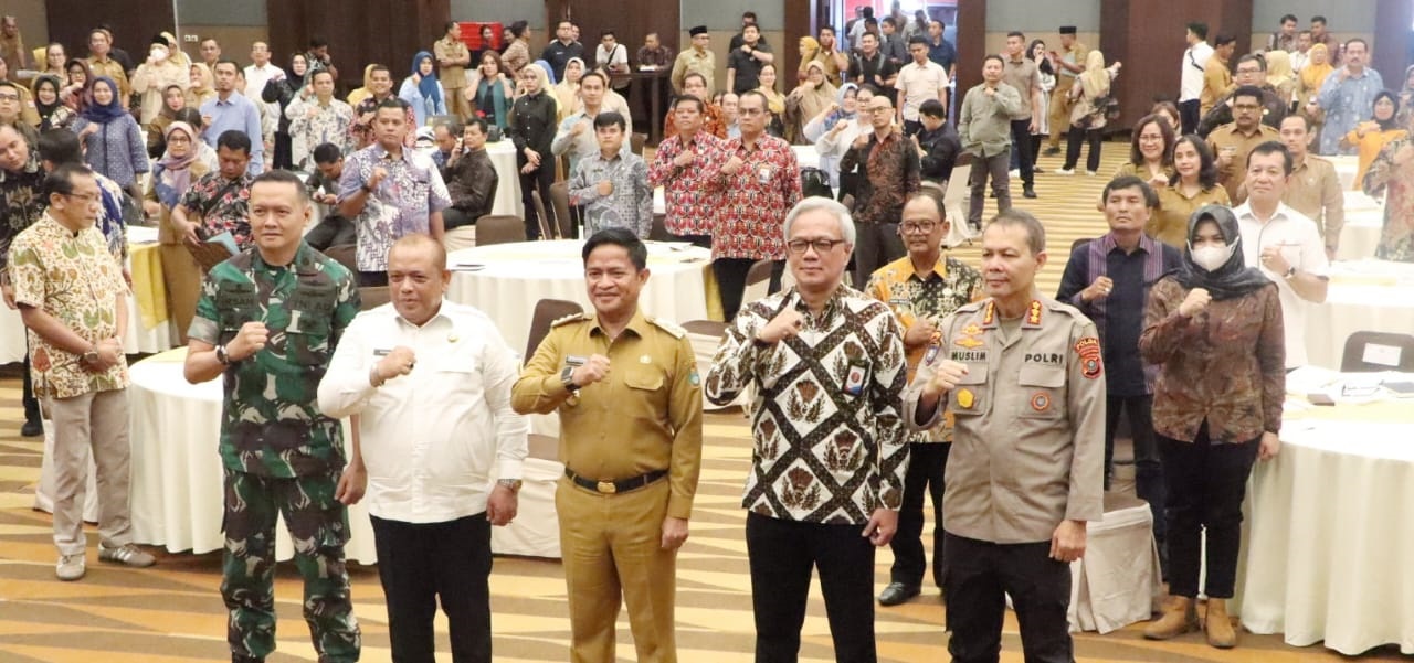 Wabup Simalungun H.Zonny Waldi saat mengikuti Rakerda Program Bangga Kencana dan Percepatan Penurunan Stunting Tingkat Provsu, di Hotel Santika Premiere Dyandra Medan, Senin (25/3).(Waspada/ist).