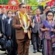Bupati Simalungun dan istri saag disambut diacara penahbisan Pendeta GKPS di GKPS Pansur V Pematangsiantar, Minggu (24/3).(Waspada/ist).