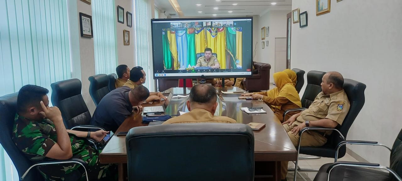 Plt Asisten Ekbang Kota Tebingtinggi saat mengikuti rakor pengendalian inflasi daerah secara virtual. Waspada/Ist
