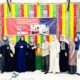 Kepala UPT Bahasa Unimed Dr. Isli Indiah Pane, M.Hum memberikan cendera mata kepada Wadek 2 FKIP Bagian Umum dan Keuangan Universitas Samudra Drs. Sukirno, M.Pd pada kegiatan info session IELTS on Computer, Kamis (7/3). Waspada/Munawar