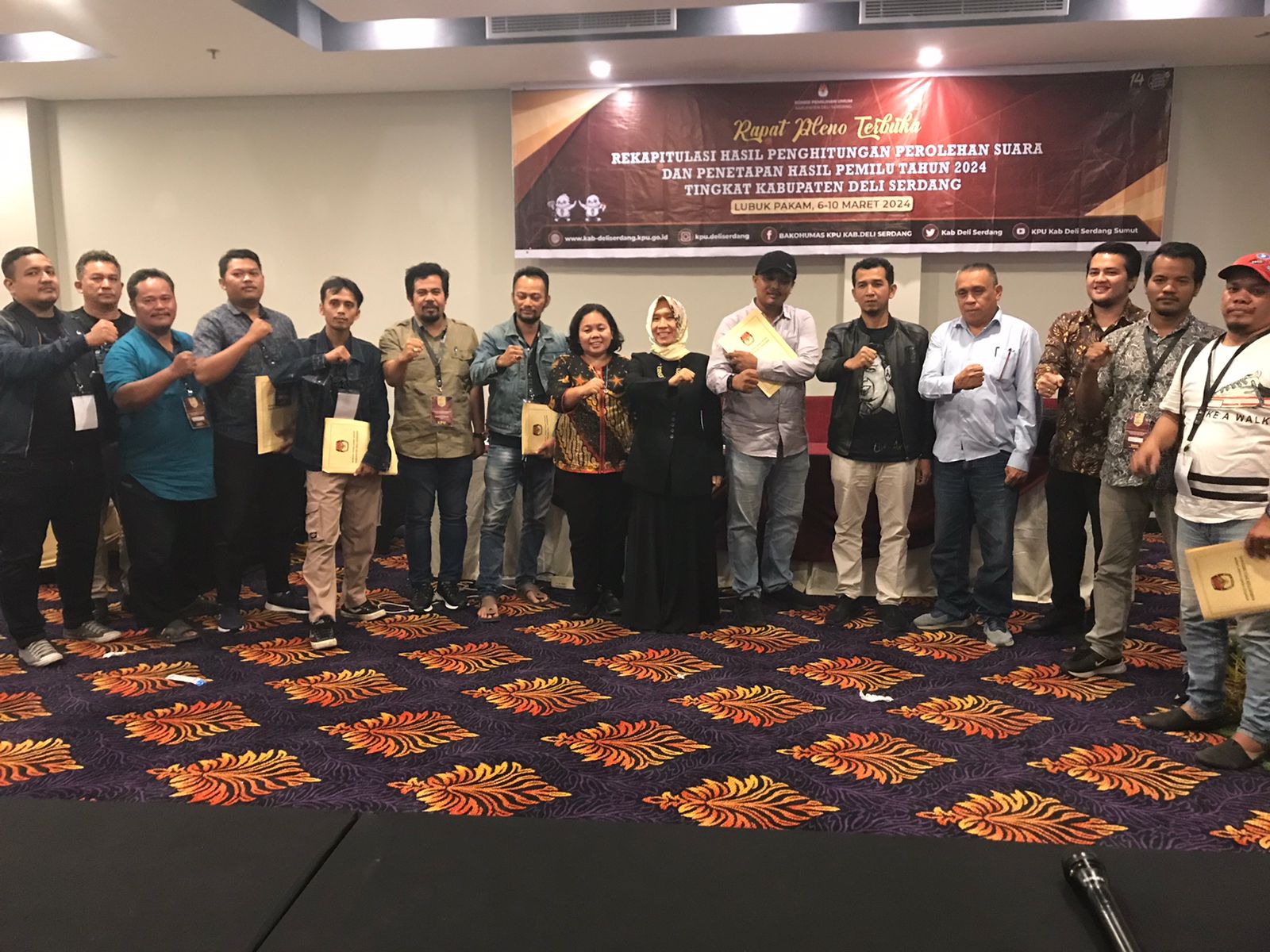 Komisioner KPUD Deliserdang, Bawaslu Deliserdang serta para saksi berfoto bersama usai rekapitulasi. (Waspada/ist)