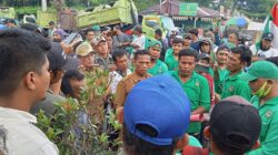 Sekda Junaedi Antonius Sitanggang (baju dinas coklat) berdialog dengan para petugas kebersihan yang melakukan aksi Unras dengan membawa mobil truk sampah ke depan Balai Kota, Jl. Merdeka, Pematangsiantar, Senin (25/3) dan menuntut kesejahteraan yang sudah sembilan tahun tidak pernah mendapat perhatian Pemko.(Waspada-Edoard Sinaga).