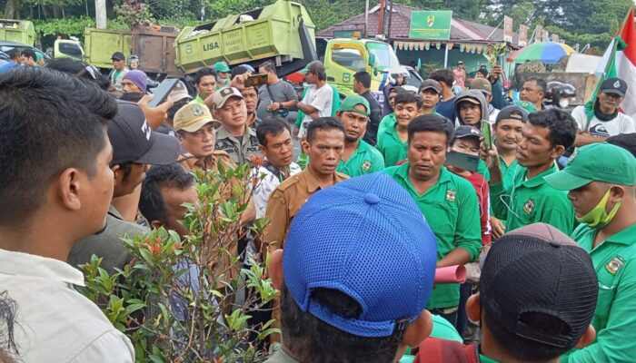 Petugas Kebersihan Kembali Unras, Bawa Truk Bermuatan Sampah Ke Balai Kota P.Siantar