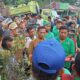 Sekda Junaedi Antonius Sitanggang (baju dinas coklat) berdialog dengan para petugas kebersihan yang melakukan aksi Unras dengan membawa mobil truk sampah ke depan Balai Kota, Jl. Merdeka, Pematangsiantar, Senin (25/3) dan menuntut kesejahteraan yang sudah sembilan tahun tidak pernah mendapat perhatian Pemko.(Waspada-Edoard Sinaga).