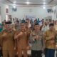 Asisten III Sekdakab Aceh Besar Jamaluddin SSos MM dan Camat Darul Kamal Subhan SE MM foto bersama dengan undangan serta peserta Musrenbang RKPK tingkat Kecamatan Darul Kamal tahun 2025 di Peukan Biluy, Senin (25/3). (Waspada/Ist)