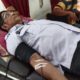 Ketua SMSI Madina, Jeffry Barata Lubis saat mendonorkan darahnya, dan serba serbi SMSI di Kantor PMI. (Waspada/Sarmin Harahap).