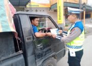 Personel Satlantas Polres Langkat yang tergabung dalam Operasi Keselamatan Toba 2024, turun ke jalan bagikan brosur keselamatan kepada pengguna jalan, Minggu (24/3/2024). Waspada/ist