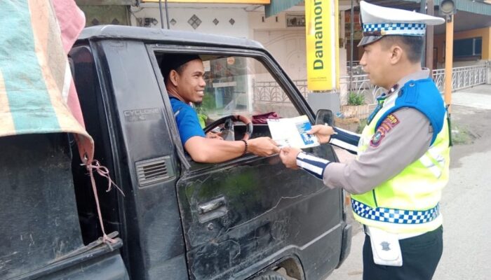 Ops Keselamatan Toba, Satlantas Polres Langkat Bagikan Brosur Tertib Berlalu Lintas