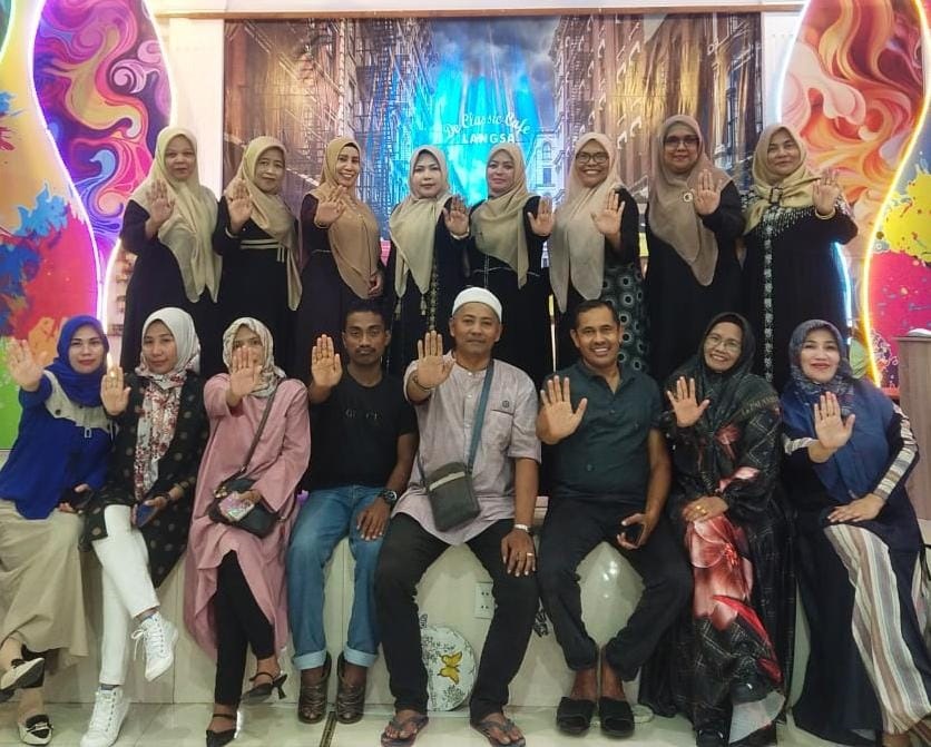 Pengurus DPD IKAN Kota Langsa berpose bersama usai bukber, di De Clasic Cafe, Senin (25/3). Waspada/Rapian