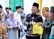Bupati Simalungun bersama Wabup saat menyerahkan bingkisan dan Adminduk kepada warga di acara Safari Ramadan Pemkab dan masyarakat di Masjid Mahmudiyah Sinaksak.(Waspada/Hasuna Damanik).
