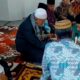 Pj Bupati Pidie Ir Wahyudi Adisiswanto M.S.i, menyaksikan proses pensyahadatan dr Dwi Wijaya memeluk agama Islam di Mushola Pendopo setempat, Senin (11/3) Waspada/Muhammad Riza