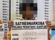 Sat Resnarkoba Polres Pematangsiantar meringkus tiga terduga pemilik narkotika jenis sabu-sabu dan ganja terdiri pria If, 19, di Jl. Sipahutar, Gg. Anggrek, Kel. Sukaraja, Kec. Siantar Marihat, Kamis (21/3) pukul 18:00, pria RM, 18, di Jl. Enggang, Kel. Sipinggolpinggol, Kec. Siantar Barat pada hari yang sama pukul 22:30 dan MS, 48, di Jl. Sisingamangaraja, Kel. Bane, Kec. Siantar Barat pada hari yang sama pukul 19:50 serta menyita barang bukti dari mereka.(Waspada-Ist).