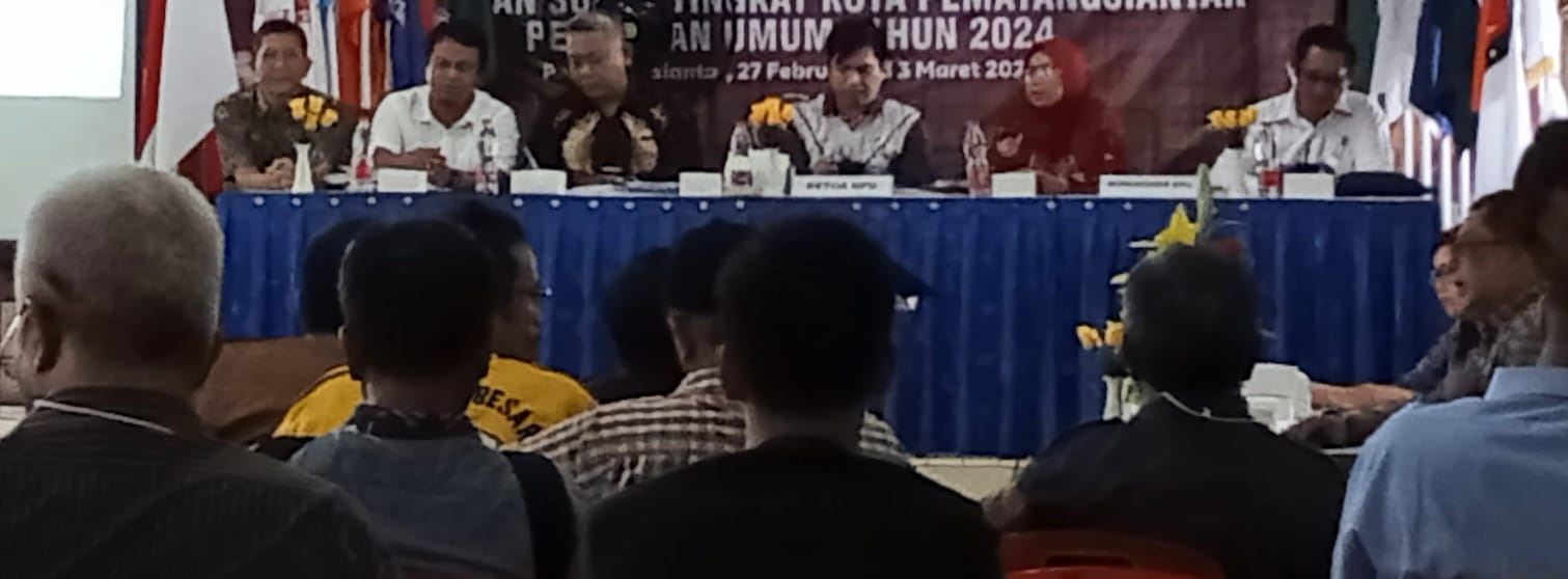 Komisioner KPU Kordinator Divisi Teknis Penyelenggaraan Pemilu Chucha Ashari (tiga kiri) Komisioner KPU Kordinator Divisi Hukum dan Pengawasan Roy Marsen Simarmata (dua kiri) dan Sekretaris KPU Hermanto Panjaitan (paling kiri) duduk bersama saat rekapitulasi penghitungan suara Pemilu 2024 tingkat Pematangsiantar di gedung DWP, Jl. Porsea baru-baru ini.(Waspada-Edoard Sinaga).