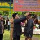 Camat Gunung Meriah Abdul Hanan mewakili Pj Bupati Drs Azmi, memakaikan baju khas motif Aceh Singkil, kepada Kasek Suriadi, di SMPN 3 Gunung Meriah, Selasa (5/3/2024). WASPADA/Ariefh