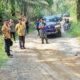 Bupati Simalungun Radiapoh Hasiholan Sinaga bersama Dandim 0207/Sml Letkol Inf Slamet Faojan dan Kadis PUTR Hotbinson Damanik, saat meninjau kondisi jalan yang akan diperbaiki di Kecamatan Silau Kahean, Kamis (21/3).(Waspada/ist)