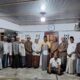 Camat Darul Aman, Azani SE, menyerahkan karpet masjid ketika mengunjungi Masjid Baitul ‘Atiq Gampong Meunasah Blang, Darul Aman, Aceh Timur, Senin (25/3) malam. Waspada/H. Muhammad Ishak