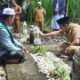 Pj. Bupati Padang Lawas, Dr. Edy Junaedi Harahap, S.STP, MSi ziarahi makam almarhum KH. M. Ja'far Hasibuan, pendiri Ponpes Ja'fariyah Hutaibus. (Waspada/Ist)