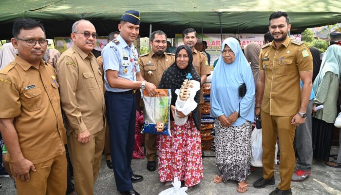 Danlanud Edi Sasmoyo Dan Pj Bupati Iswanto Gelar Bazar Pangan Murah