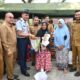 Danlanud SIM, Kolonel Pnb Hantarno Edi Sasmoyo, M.Han menyerahkan secara simbolis sembako murah kepada masyarakat dalam Bazar Pangan Murah yang digelar Pemkab Aceh Besar dan Perum Bulog Kanwil Aceh di halaman Kantor Camat Blang Bintang, Aceh Besar, Selasa (26/03/2024). (Waspada/Ist)