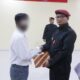 Kalapas Klas IIB Kota Tebingtinggi, Anton Setiawan saat memberikan SK remisi kepada WBP. Waspada/Ist