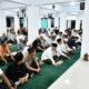 Pj Wali Kota Banda Aceh, Amiruddin, saat menyampaikan sambutan di depan jamaah shalat Isya, tarawih dan witir di Masjid Sirajul Huda Gampong Mulia. (Waspada/Zafrullah)