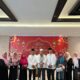 Para sahabat tilawah Fakultas Hukum USK alumni 81 foto bersama disela-sela bukber di Restauran Aceh Seafood Ulee Lheu Banda Aceh, Selasa (26/03/24) malam. (Waspada/T.Mansursyah)