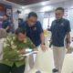 Kepala KPP Pratama Lhokseumawe Sutanto Agustiono didampingi Kasuki Kantor Pajak Lhokseumawe Ludwi Winardi mencoba mengakses pelayanan online, Rabu (27/3). Pelaporan SPT Tahunan bisa dilakukan secara daring (online) melalui situs resmi Direktorat Jenderal Pajak. (Waspada/ist)