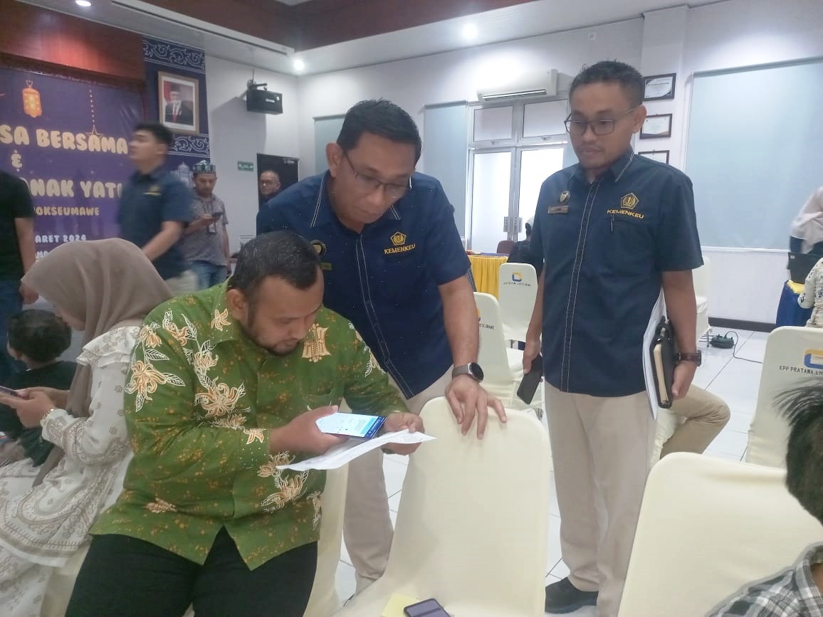 Kepala KPP Pratama Lhokseumawe Sutanto Agustiono didampingi Kasuki Kantor Pajak Lhokseumawe Ludwi Winardi mencoba mengakses pelayanan online, Rabu (27/3). Pelaporan SPT Tahunan bisa dilakukan secara daring (online) melalui situs resmi Direktorat Jenderal Pajak. (Waspada/ist)