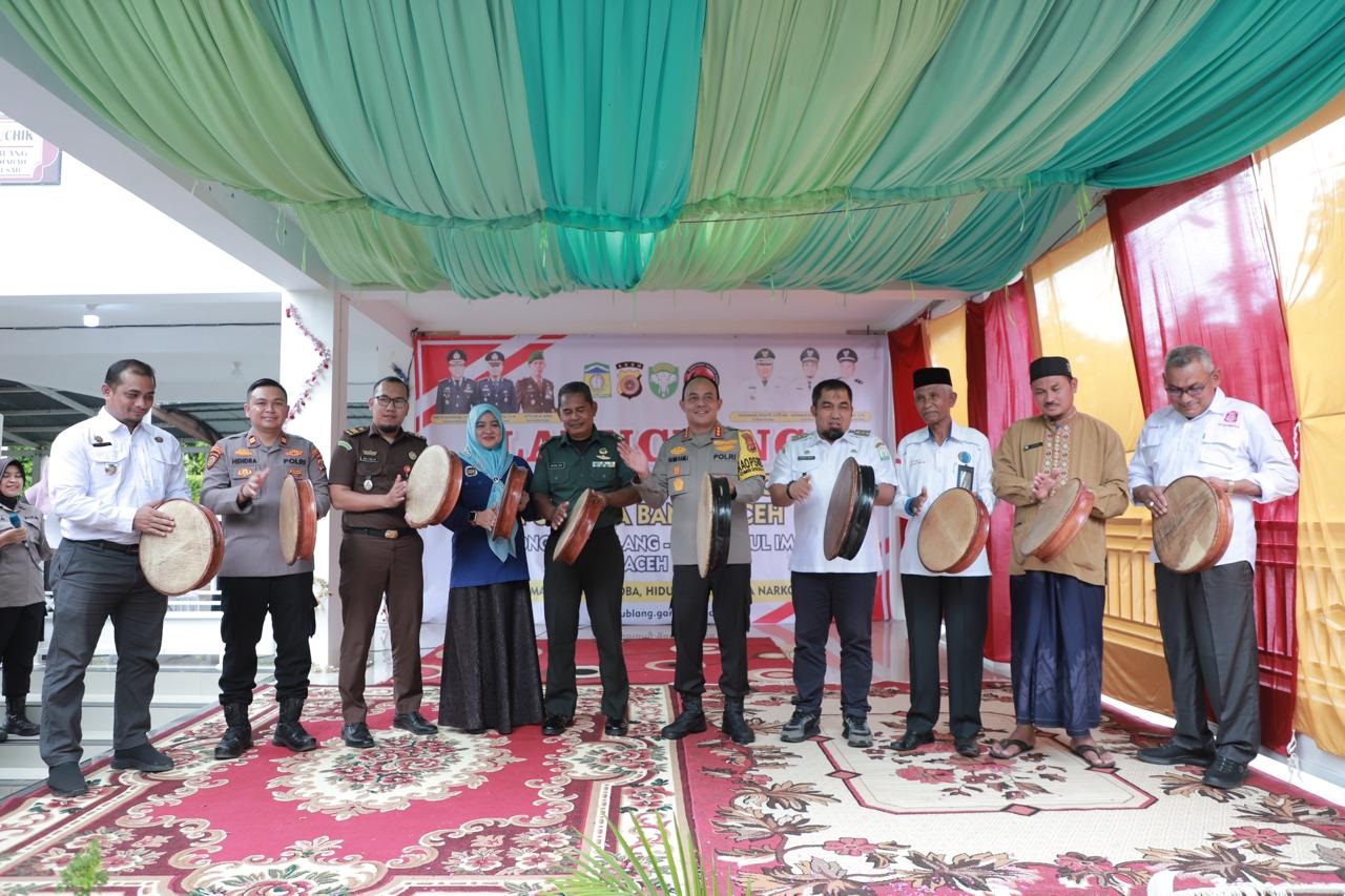 Pj Bupati Aceh Besar bersama Kapolresta Banda Aceh, BNNP Aceh, Perwakilan Kodim 0101/ KBA, Kejari Aceh Besar, Kaban Kesbangpol Aceh Besar, Camat dan Forkopimcam Darul Imarah serta Keuchik menabuh rapai saat Lauching Kampung Bebas Narkoba, di Halaman Meunasah Gampong Lheu Blang, Aceh Besar, Rabu (27/3). (Waspada/Ist)