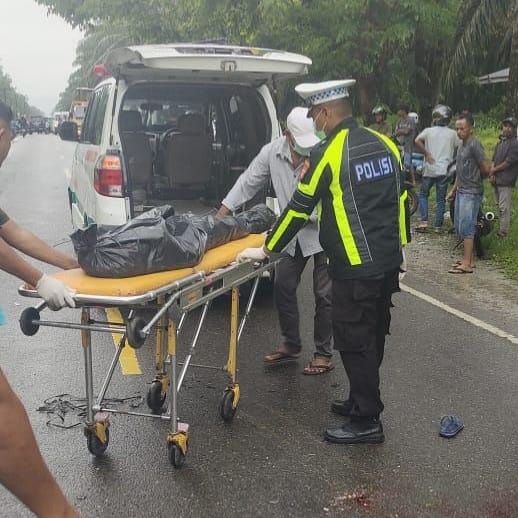 Kecelakaan lalu lintas di jalan nasional Blang Pidie-Meulaboh Desa Alue Getah, Kecamatan Darul Makmur, Kabupaten Nagan Raya,Rabu (27/3) sore. Waspada/Ist