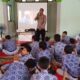 Kanit Binmas Polsek Baiturrahman, Aiptu Yurizal, memberikan penyuluhan tentang tata tertib berlalu lintas dan bahaya balap liar kepada pelajar SMP 17 Banda Aceh. (Waspada/Zafrullah)