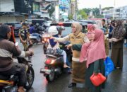 Ibu-ibu Satpol PP dan WH Kota Banda Aceh membagi-bagikan takjil kepada pengguna jalan di sekitaran Masjid Raya Baiturrahman Banda Aceh dalam rangka peringatan HUT Satpol PP, WH dan Satlinmas. (Waspada/Zafrullah)