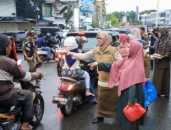 Peringati HUT, Satpol PP Dan WH Banda Aceh Bagi-bagi Takjil
