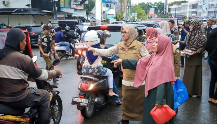 Peringati HUT, Satpol PP Dan WH Banda Aceh Bagi-bagi Takjil