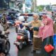 Ibu-ibu Satpol PP dan WH Kota Banda Aceh membagi-bagikan takjil kepada pengguna jalan di sekitaran Masjid Raya Baiturrahman Banda Aceh dalam rangka peringatan HUT Satpol PP, WH dan Satlinmas. (Waspada/Zafrullah)