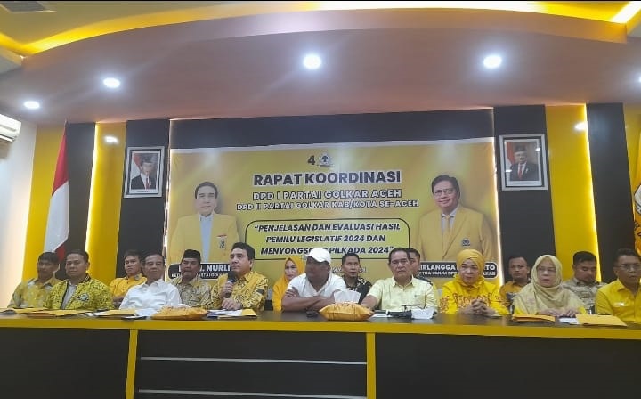 Ketua DPD I Partai Golkar Aceh TM Nurlif sedang menyampaikan keberhasilan Partai Golkar dalam perolehan suara dan kursi di pemilu 2024, di Kantor DPD I Golkar Aceh, Banda Aceh, Rabu (27/03/24) sore.( Waspada/T.Mansursyah)