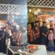 MPC Pemuda Pancasila Nagan Raya menyantuni anak yatim dalam buka puasa bersama di salah satu cafe Ujong Fatihah Kecamatan Kuala Kabupaten Nagan Raya, Sabtu (30/3).(Waspada/Muji Burrahman)