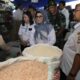 Wali Kota Susanti Dewayani (dua kiri) berdialog dengan pedagang terkait harga jual beras, ayam, daging sapi, minyak goreng, telur dan lainnya saat Sidak bersama sejumlah unsur Forkopimda dan lainnya, Rabu (13/3).(Waspada-Ist)