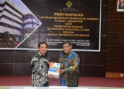 BUPATI Deliserdang HM Ali Yusuf Siregar menyerahkan LKPD Pemkab Deliserdang Tahun 2023 kepada kepala BPK RI Perwakilan Provinsi Sumatera Utara Eydu Oktain Panjaitan, Rabu (27/3). (Waspada/Ist)