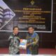 BUPATI Deliserdang HM Ali Yusuf Siregar menyerahkan LKPD Pemkab Deliserdang Tahun 2023 kepada kepala BPK RI Perwakilan Provinsi Sumatera Utara Eydu Oktain Panjaitan, Rabu (27/3). (Waspada/Ist)