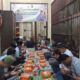 Para tahanan Polresta Banda Aceh berdoa bersama menjelang berbuka bersama. (Waspada/Ist)