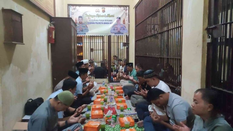 Para tahanan Polresta Banda Aceh berdoa bersama menjelang berbuka bersama. (Waspada/Ist)