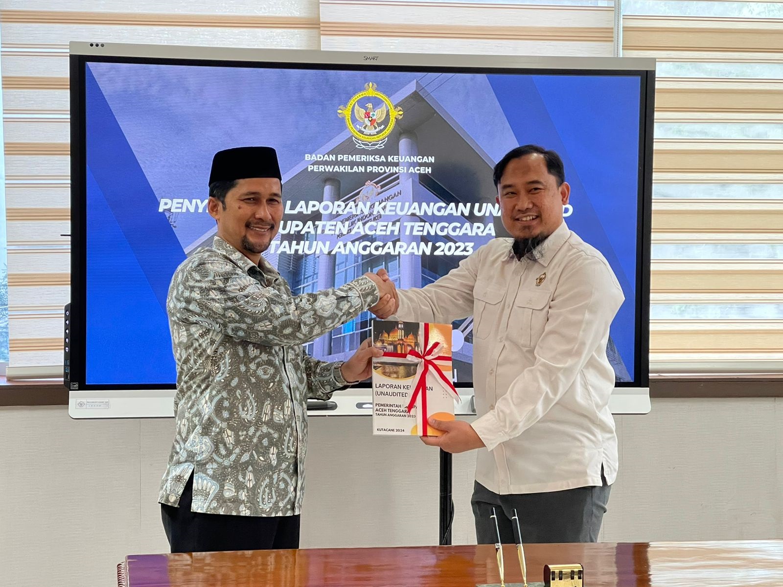 Pj Bupati Agara, Drs. Syakir. M. Si saat menyerahkan Laporan Keuangan Pemerintah Kabupaten Aceh Tenggara Tahun Anggaran 2023 Unaudited. Waspada/Ist