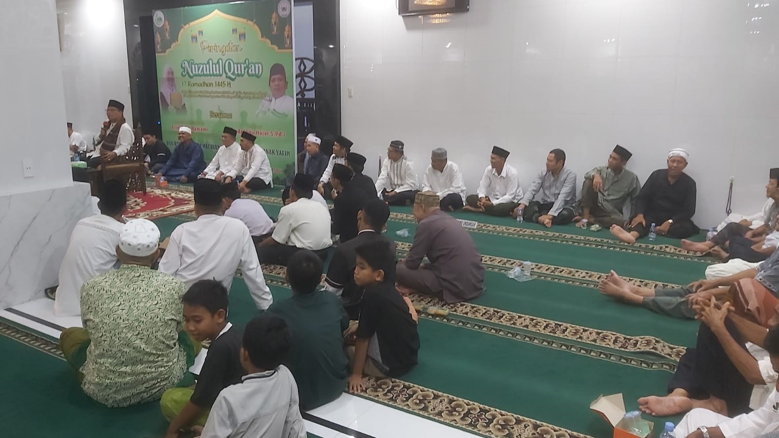 Ustad Ibnu Hajar SPdi di sela-sela tausiyahnya pada Peringatan Nuzulul Quran di Masjid Ubudiyah P.Brandan, Rabu (27/3/24) malam. Waspada/Boy Aprizal