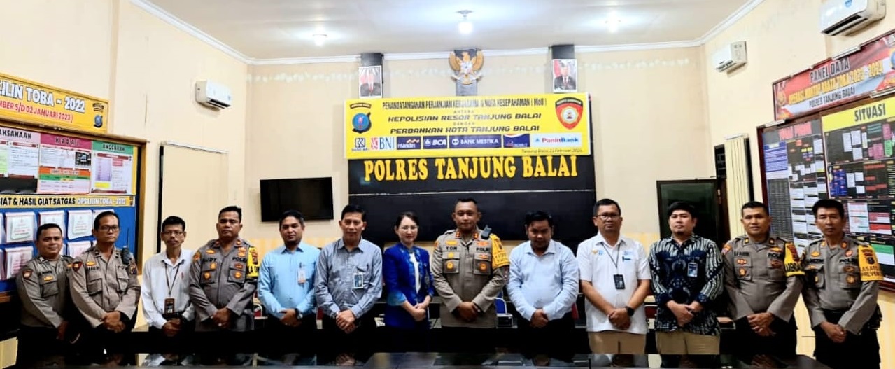 Kapolres Tanjungbalai AKBP Yon Edi Winara, Branch Manager Office BRI Tanjungbalai, Heldin Suranta Tarigan bersama staf dan karyawan diabadikan usai penandatanganan kerja sama. Waspada/ist