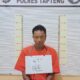IP, 30,warga Barus, Tapteng, seorang pria terduga pelaku penyalahgunaan narkotika jenis Sabu di Jalan Sibolga- Barus, Desa Kedai Tiga, Kecamatan Barus, Kabupaten Tapteng ditahan di Polres Tapteng, Kamis (28/3). Waspada/ist