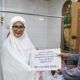 Wali Kota Pematangsiantar Susanti Dewayani (kiri) menyerahkan bantuan dana hibah Pemko Rp 15 juta kepada Masjid Darul Azhar, Kel. Asuhan, Kec. Siantar Timur, Rabu (27/3) malam saat melanjutkan safari Ramadan di Masjid itu dan menyantuni anak yatim serta kaum dhuafa.(Waspada-Ist).