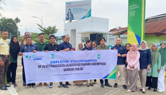 BPJamsostek Padangsidimpuan Bagikan Takjil Kepada Masyarakat