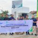 Kepala BPJamsostek Cabang Padangsidimpuan Eris Aprianto (5 kiri) foto bersama dengan karyawan disela-sela bagai bagi takjil kepada warga Padangsidimpuan, Rabu (26/3). Waspada/ist.