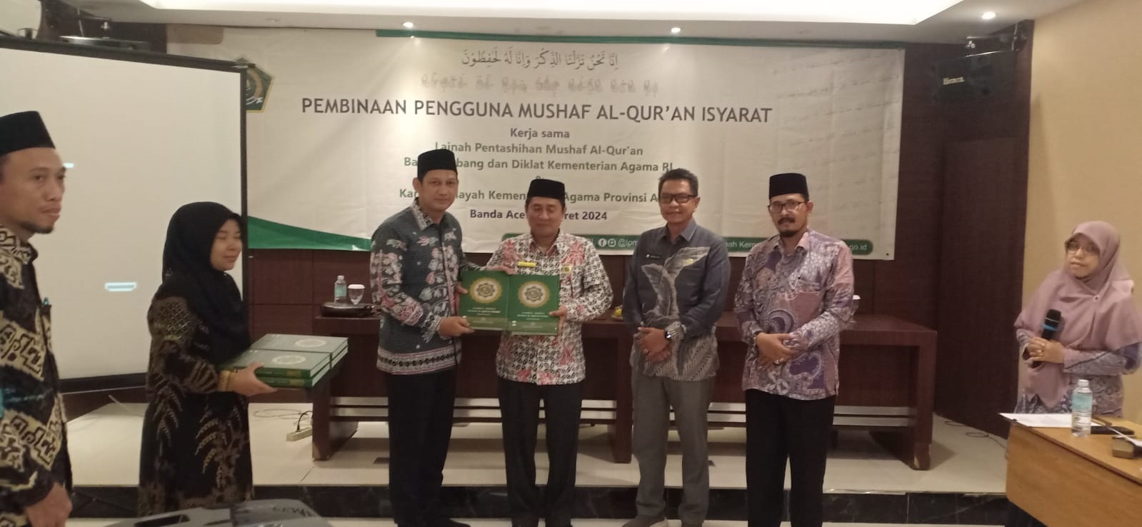 Kanwil Kemenag Aceh bekerjasama dengan Lajnah Pentashihan Al Quran Badan Litbang dan Diklat Kemenag RI gelar pembinaan penggunaan mushaf Al Quran isyarat di Hotel Arabia, Banda Aceh, Kamis (07/03/24). (Waspada/T.Mansursyah)